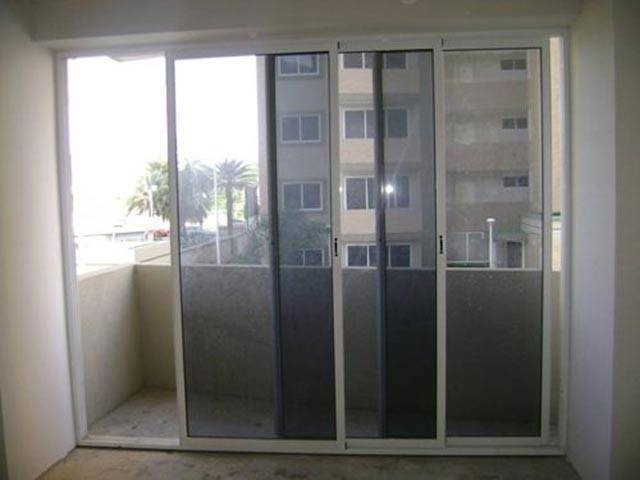 Раздвижные двери на балкон: пластиковые, стеклянные, алюминиевые (фото)