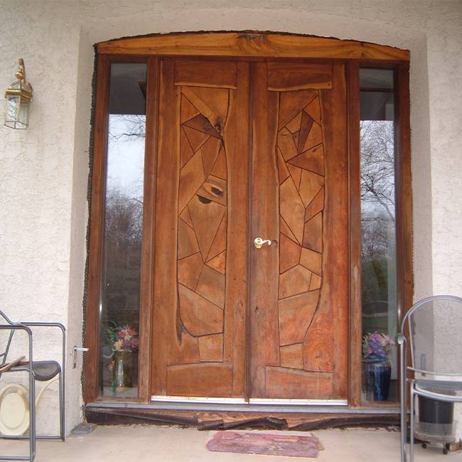 Входная деревянная дверь из массива. особенности конструкции | все про двери