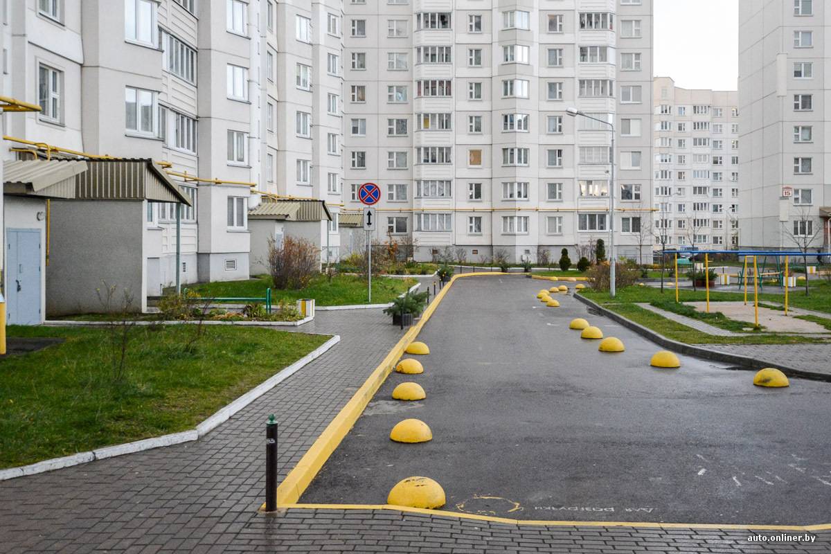 Проезд во двор дома. Городской двор. двор многоэтажек. двор многоквратирного лома. двор многоквартирного дома.