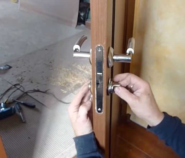 Установка дверного замка и ручки в деревянную дверь