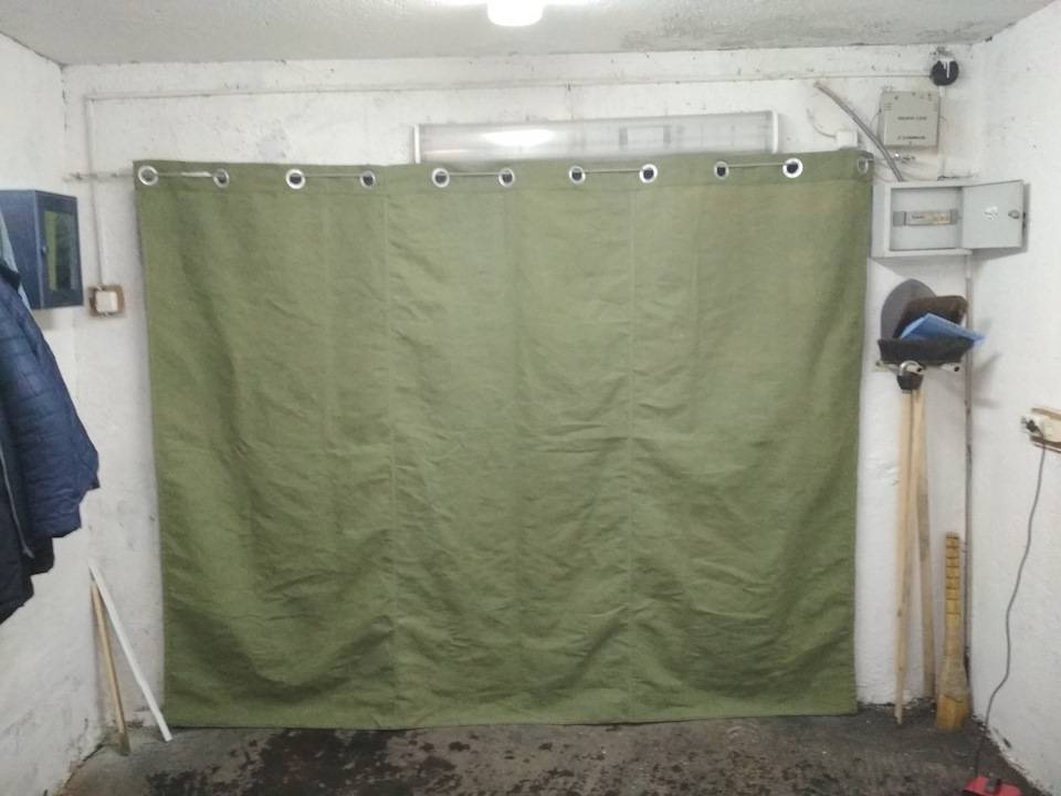 Штора в гараж на ворота - элемент защиты от холода зимой