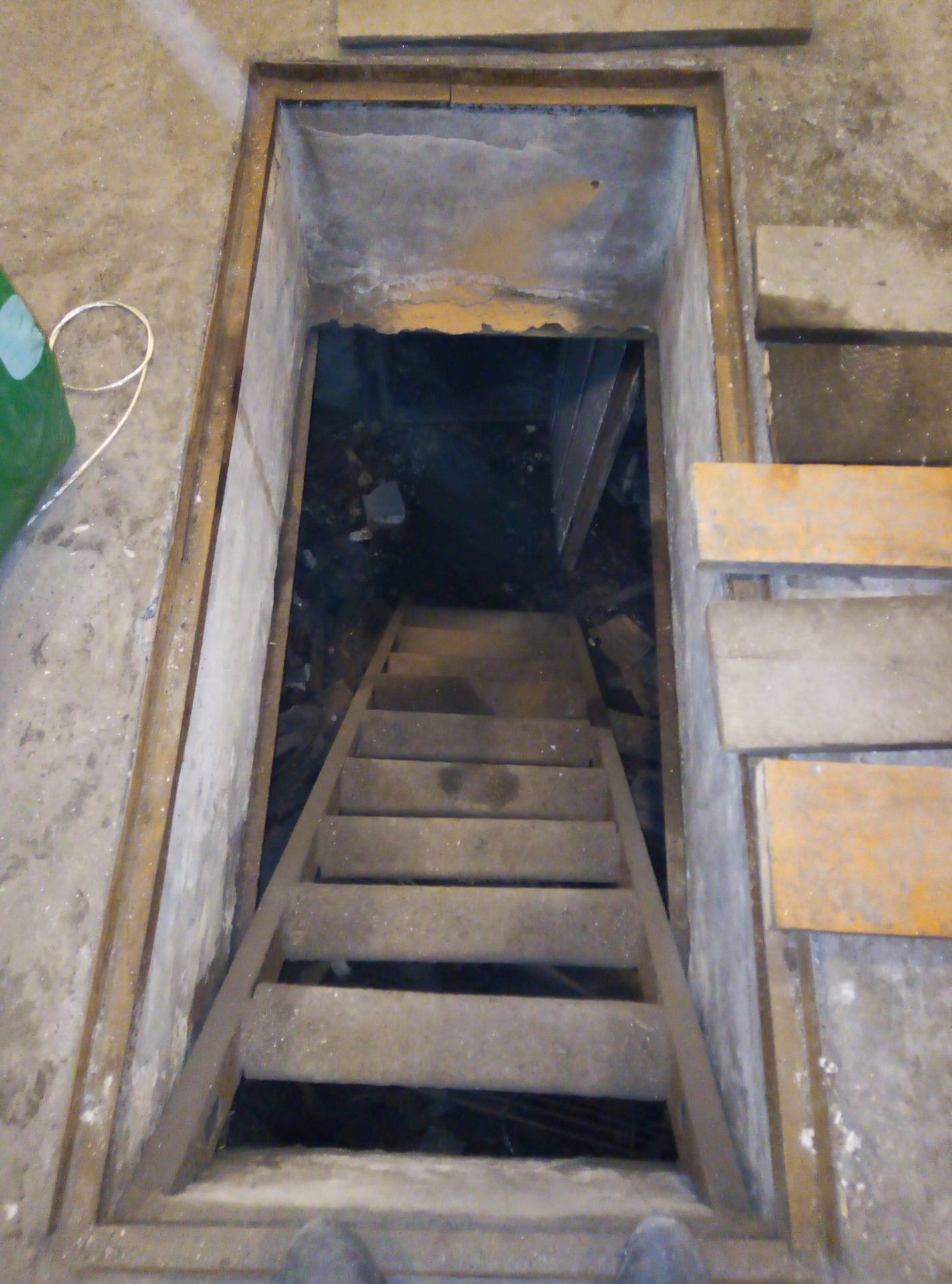 Лестница в смотровую яму в гараже - как сделать