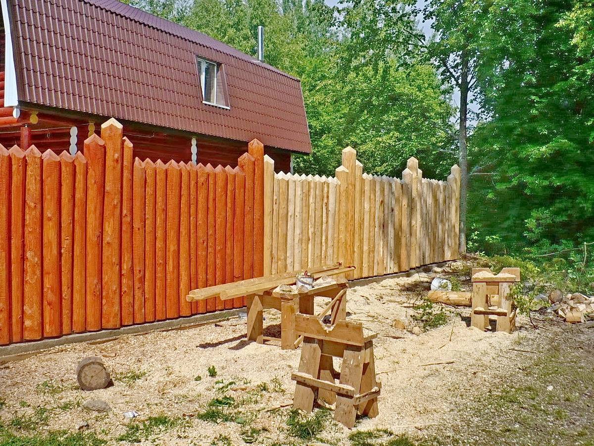 Сделать забор ключ цены. Забор из частокола. Деревянный забор. Забор из бревен. Деревянный забор для дачи.