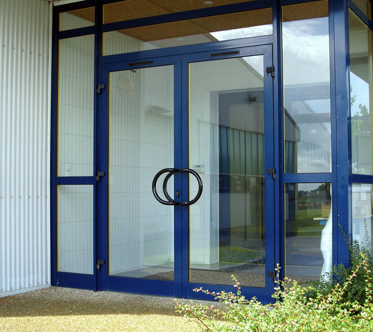 Алюминиевые входные двери: характеристики, область применения