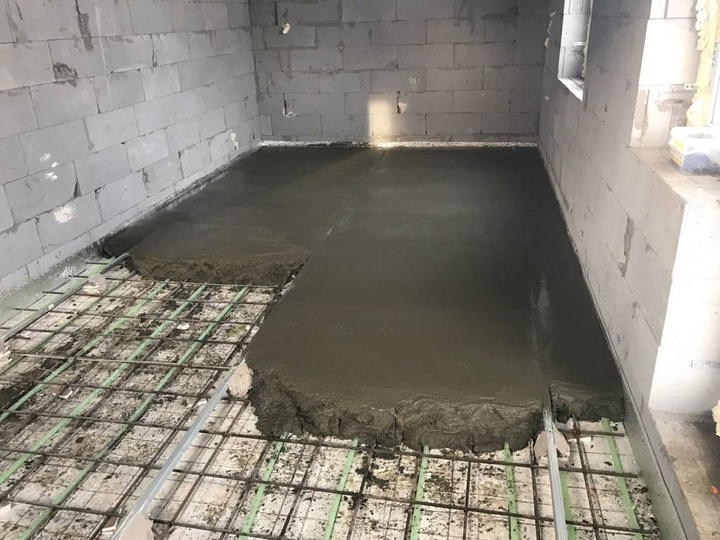 Какой должна быть толщина бетонного пола в гараже