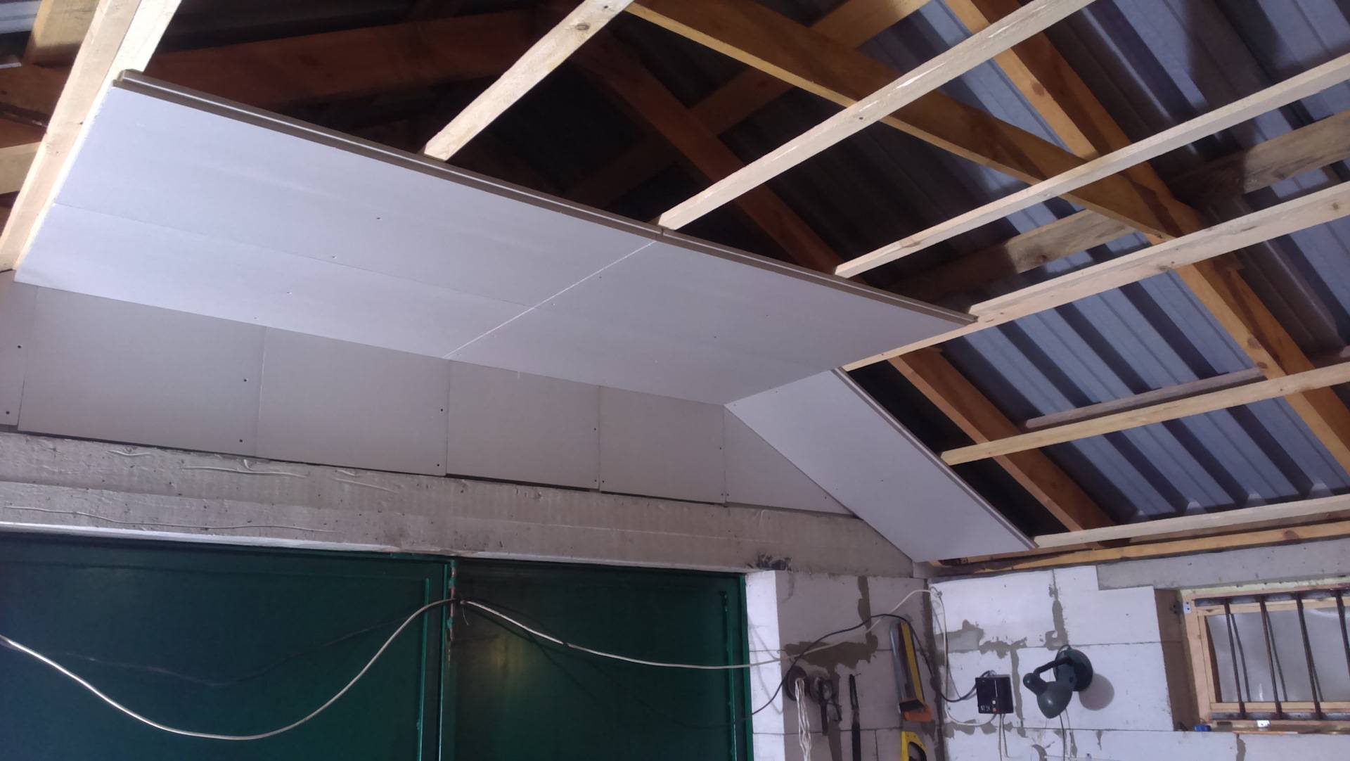 [решено] чем обшить потолок в гараже дешево?