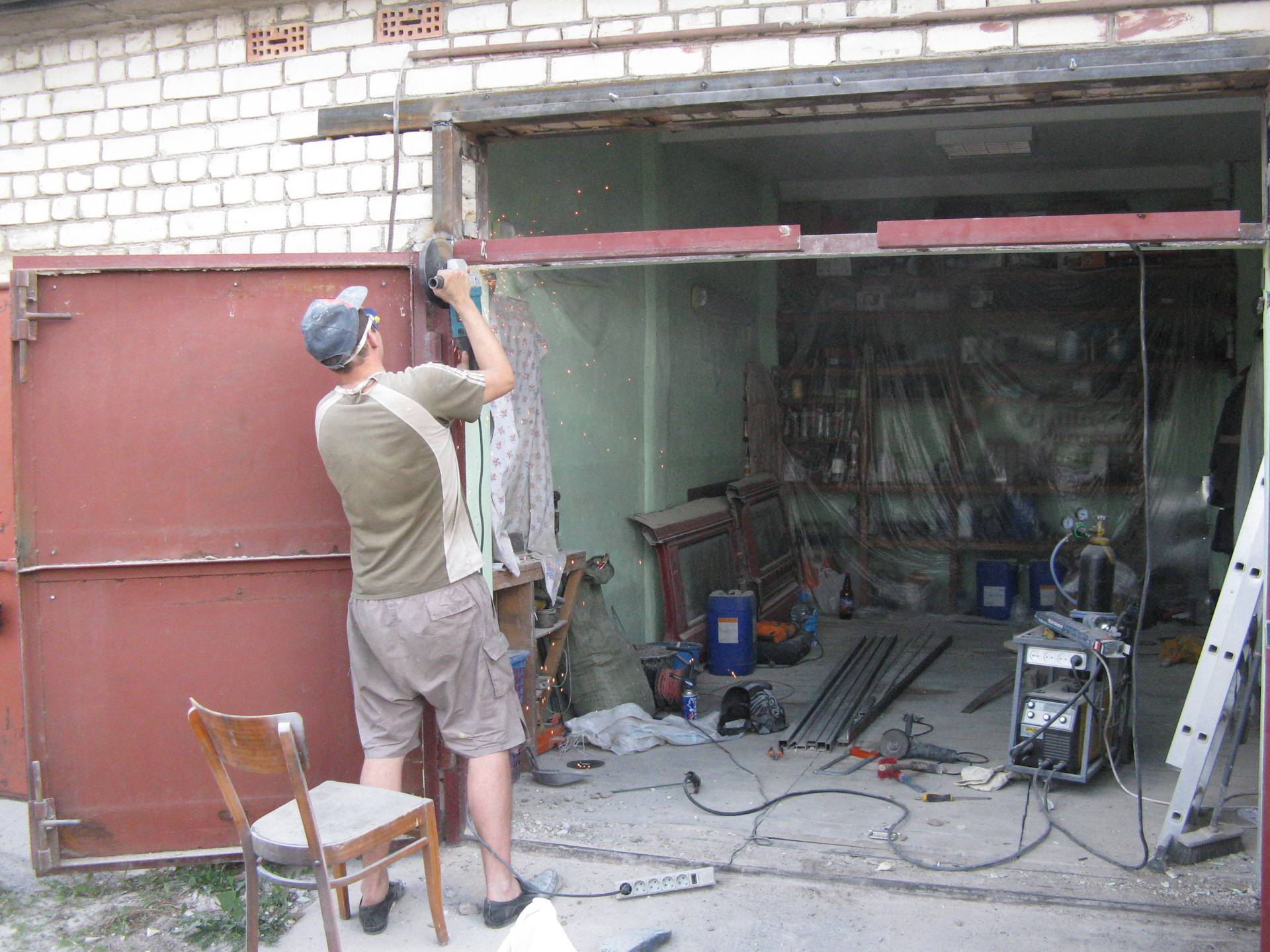 Подъемные ворота в гараж своими руками | самоделки на все случаи жизни - notperfect.ru