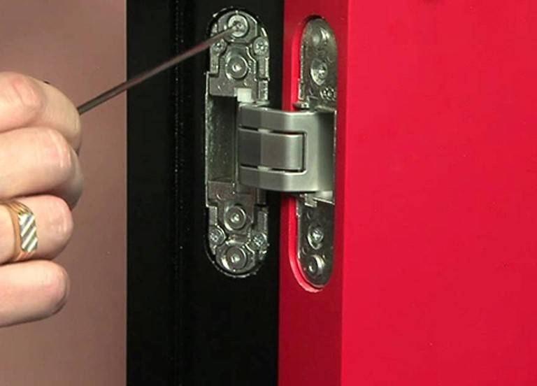 Как снять закрытую дверь с петель?