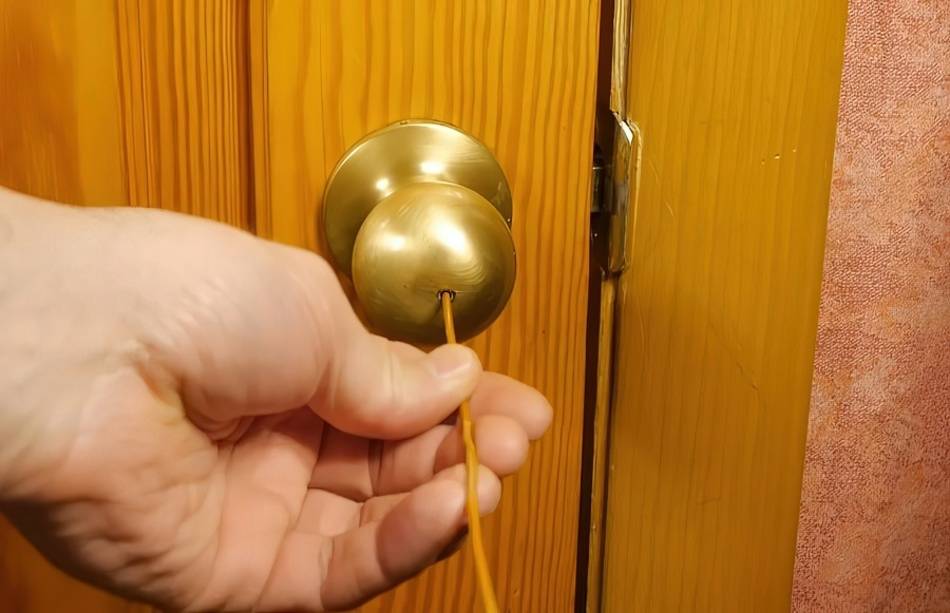 Как открыть межкомнатную дверь без ручки