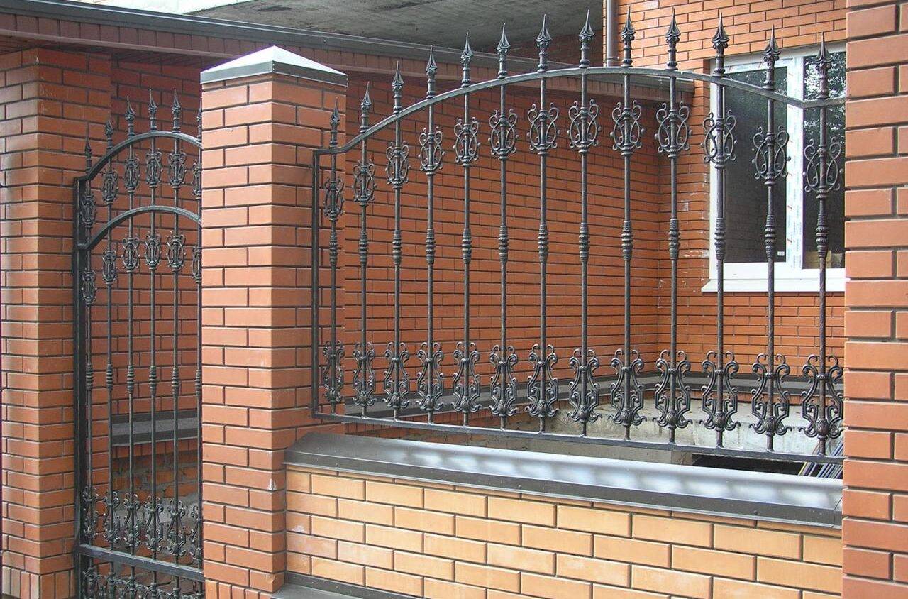Кованые заборы и ограждения своими руками: виды ковки, монтаж, покраска
