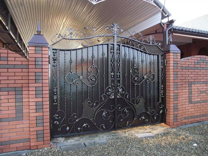 Комбинированные заборы с сочетанием кирпича и металла — sdelayzabor.ru