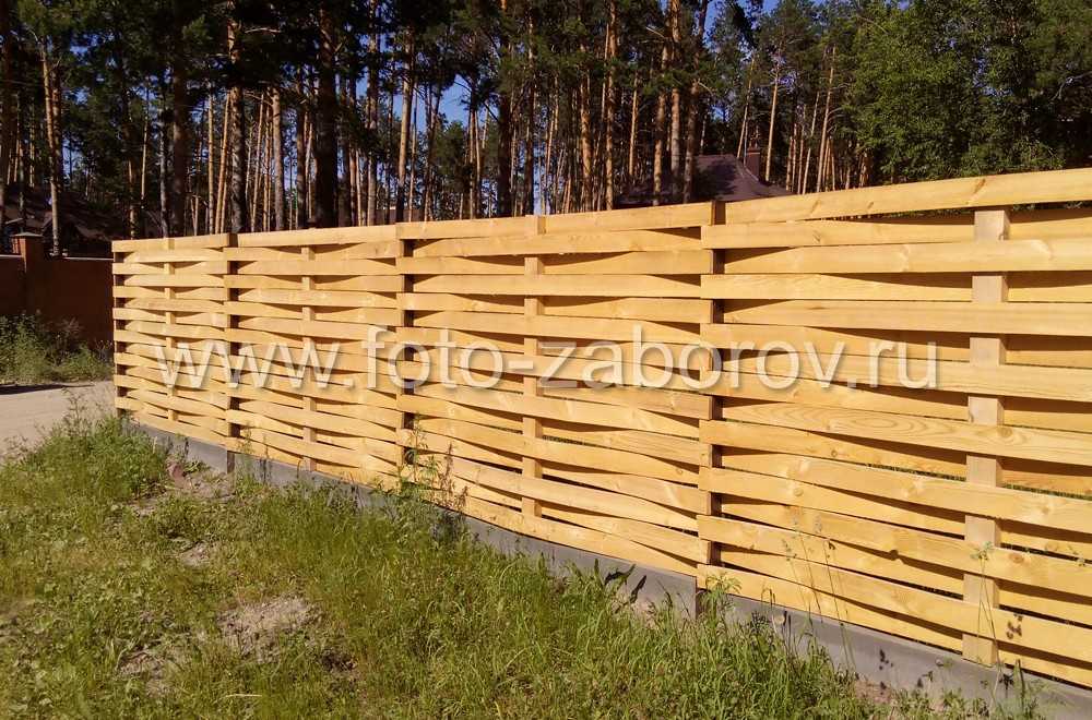 Красивый и оригинальный плетёный забор из досок своими руками