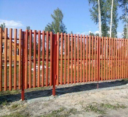 Забор из необрезной доски своими руками: горизонтальный, вертикальный
