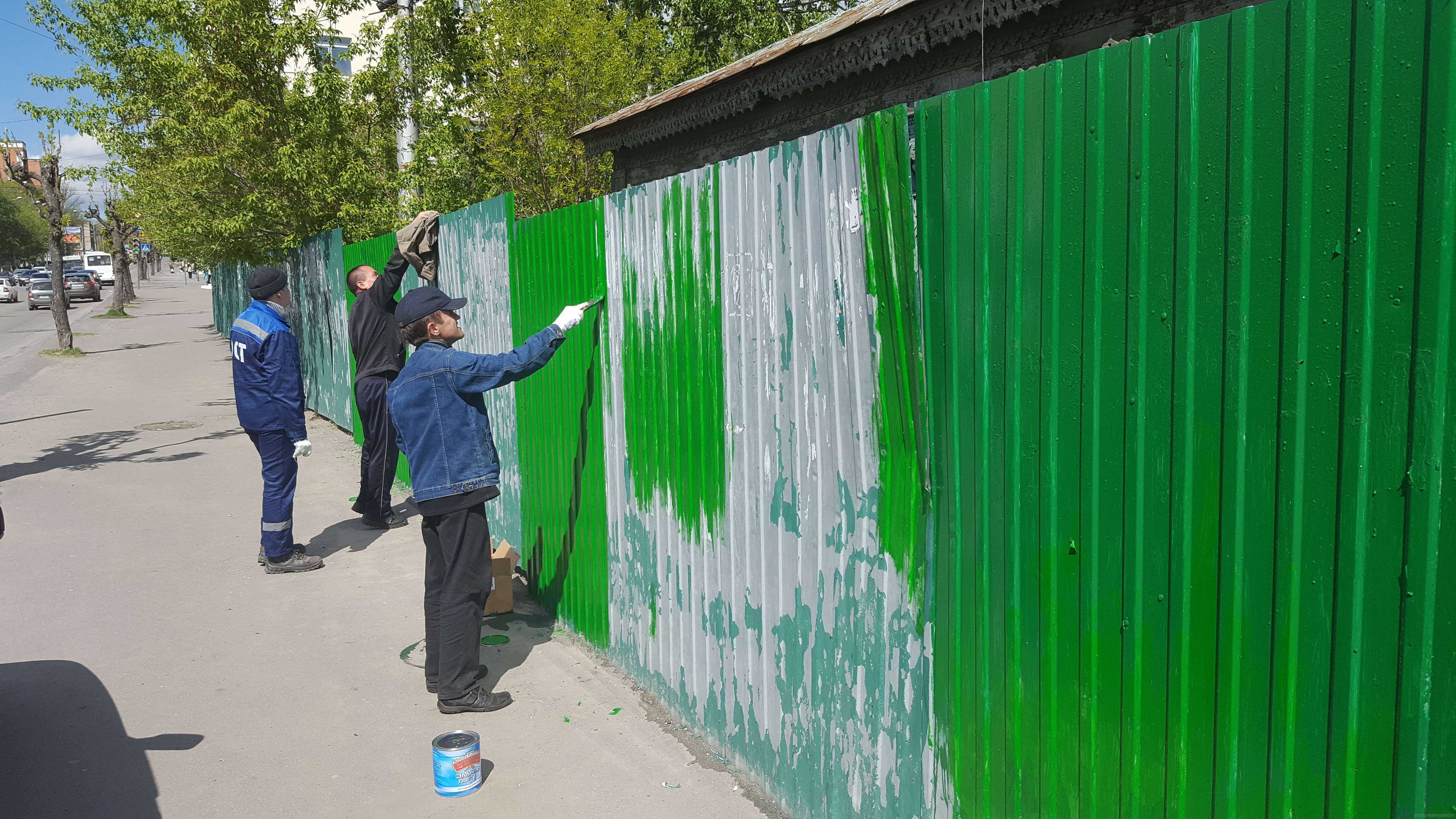 Чем покрасить деревянный забор: выбор краски, правила окрашивания