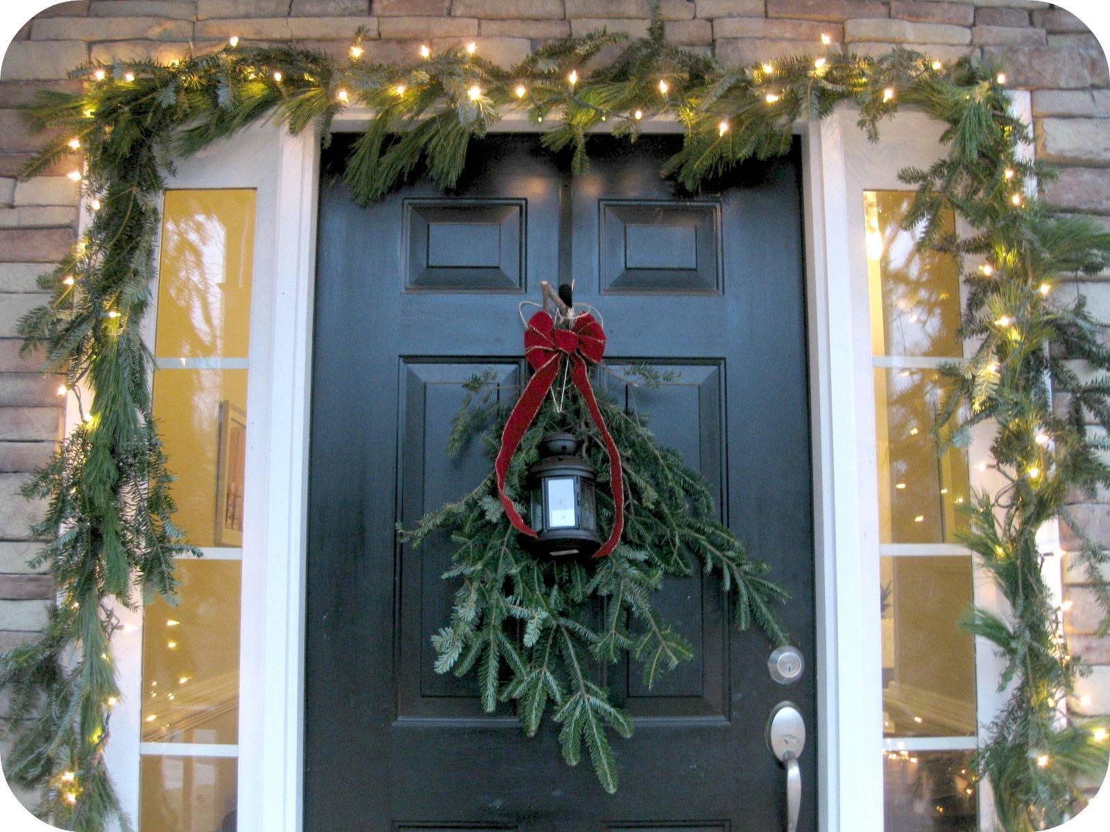 Как украсить дверь на новый год и рождество 2023: идеи декора с фото