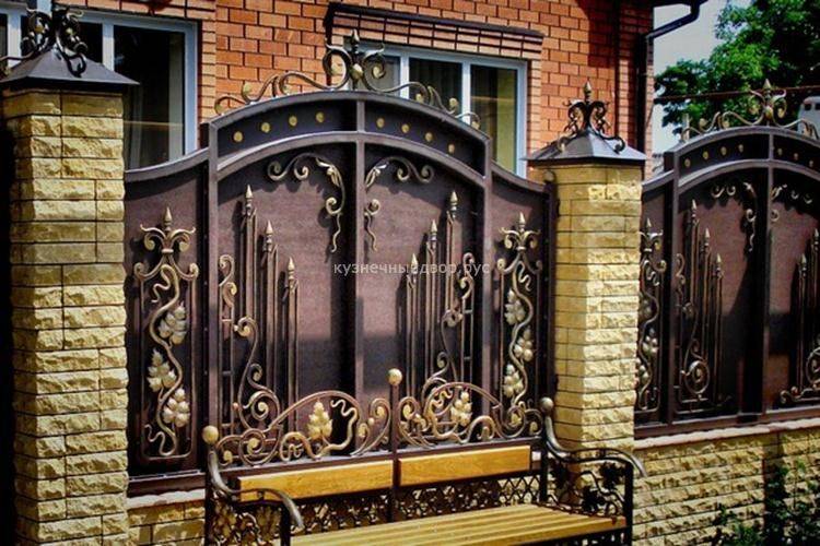Забор из евроштакетника с кирпичными столбами [28 фото]
