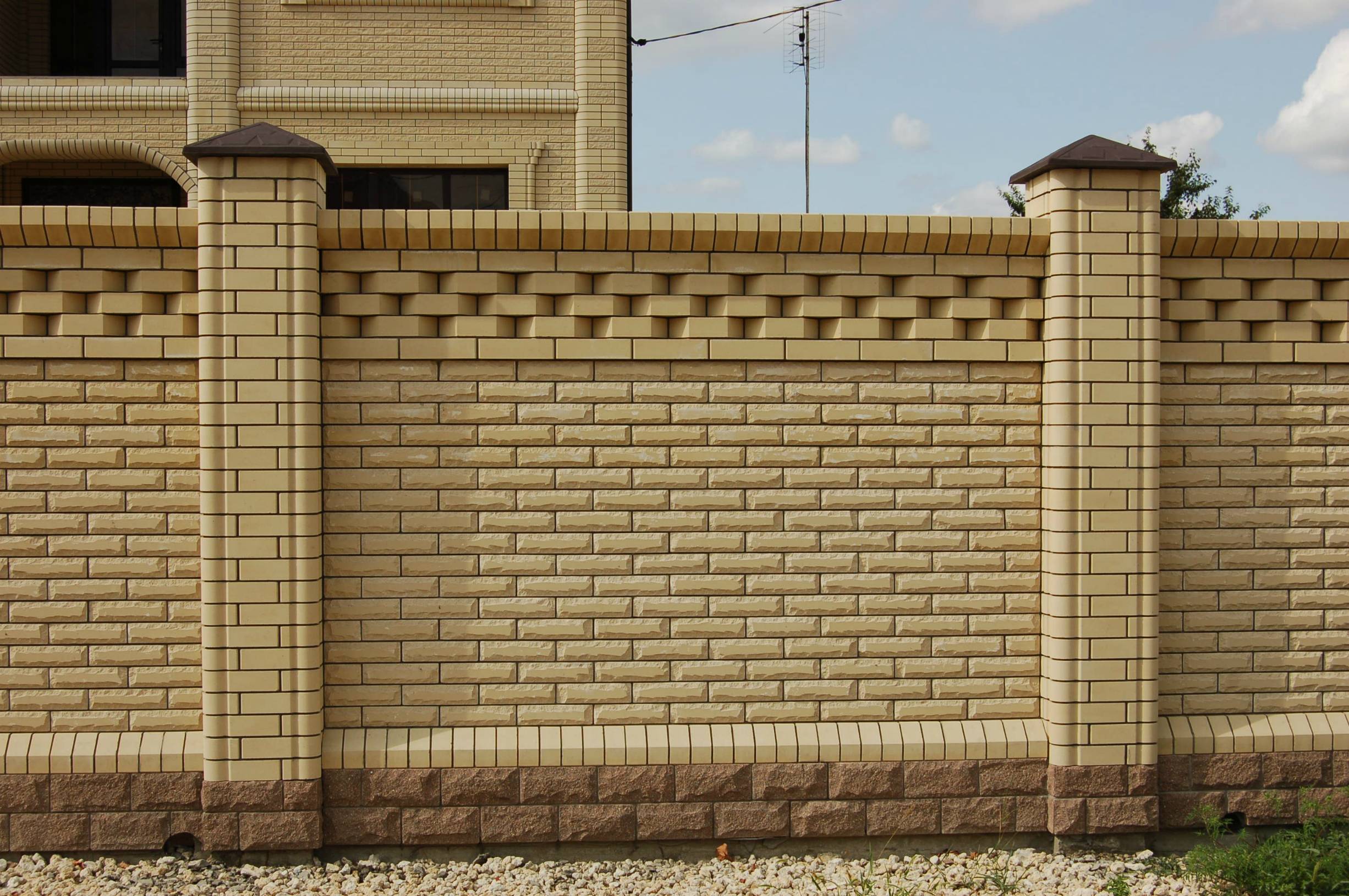 Забор из кирпича: желтого, белого, облицовочного – плюсы и минусы материалов