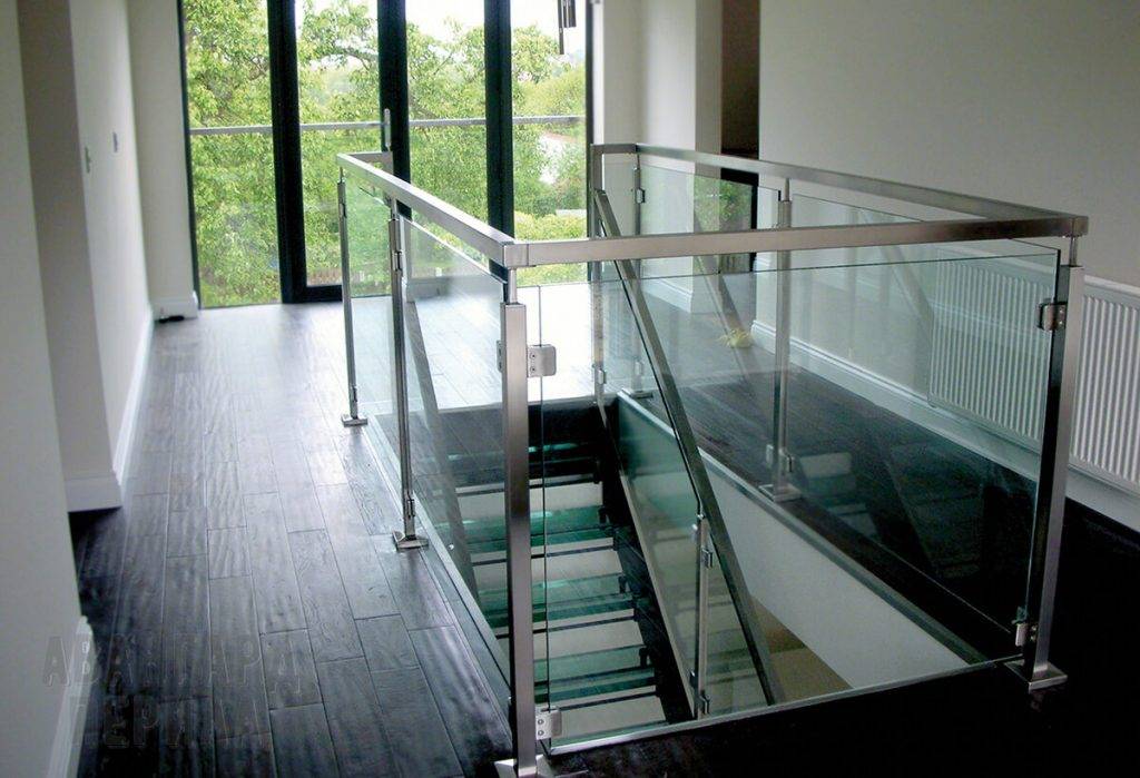 Ограждения из нержавеющей стали со стеклом: виды и параметры конструкций, преимущества