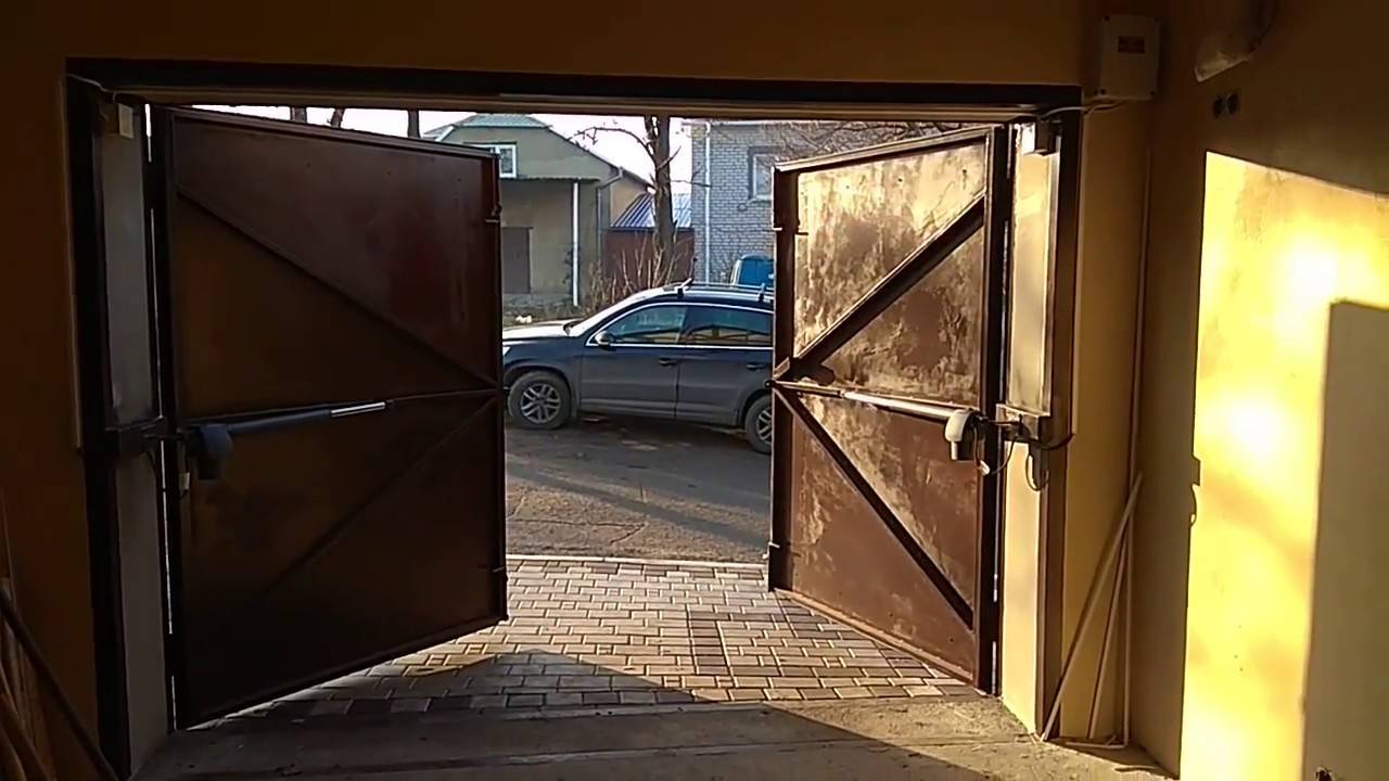 Как правильно выбрать ворота для гаража в частном доме