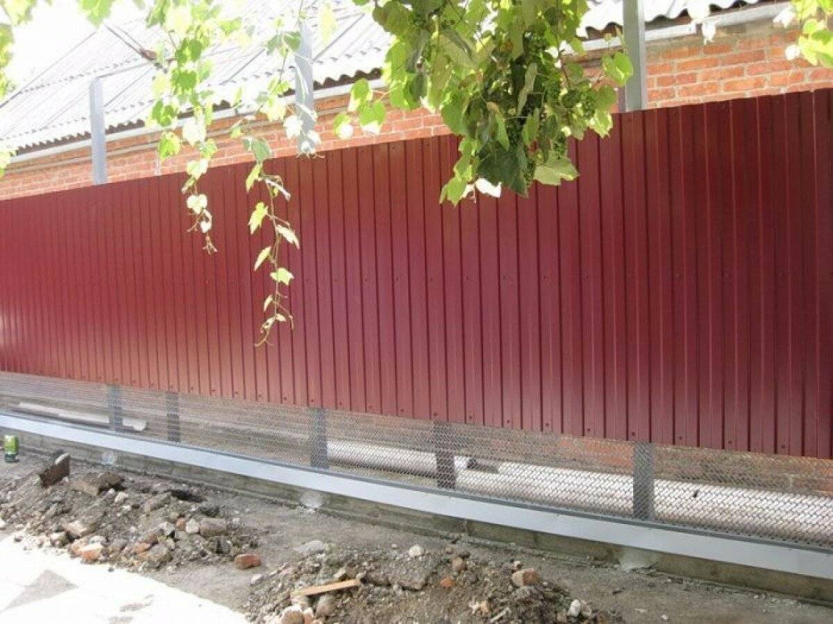 Чем закрыть низ забора из профлиста - дневник строителя pilonstroy.ru
