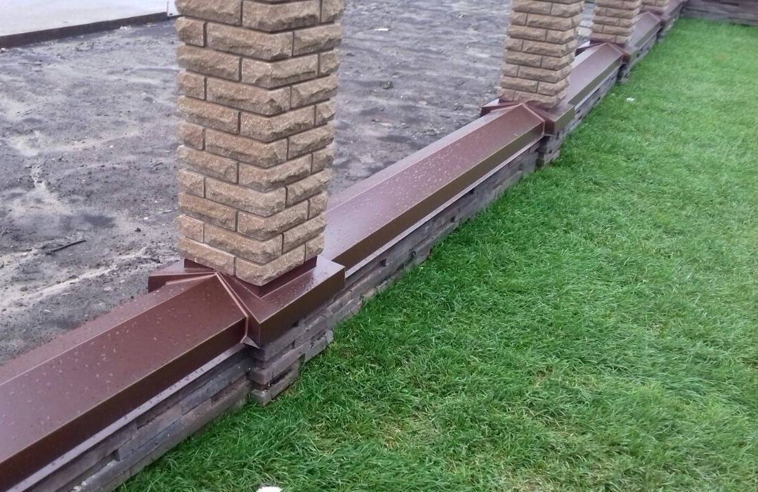 Отливы для цоколя фундамента: нужны ли и для чего, размеры, виды (деревянный, бетонный, пластиковый, кирпичный, металлический), как сделать своими руками?