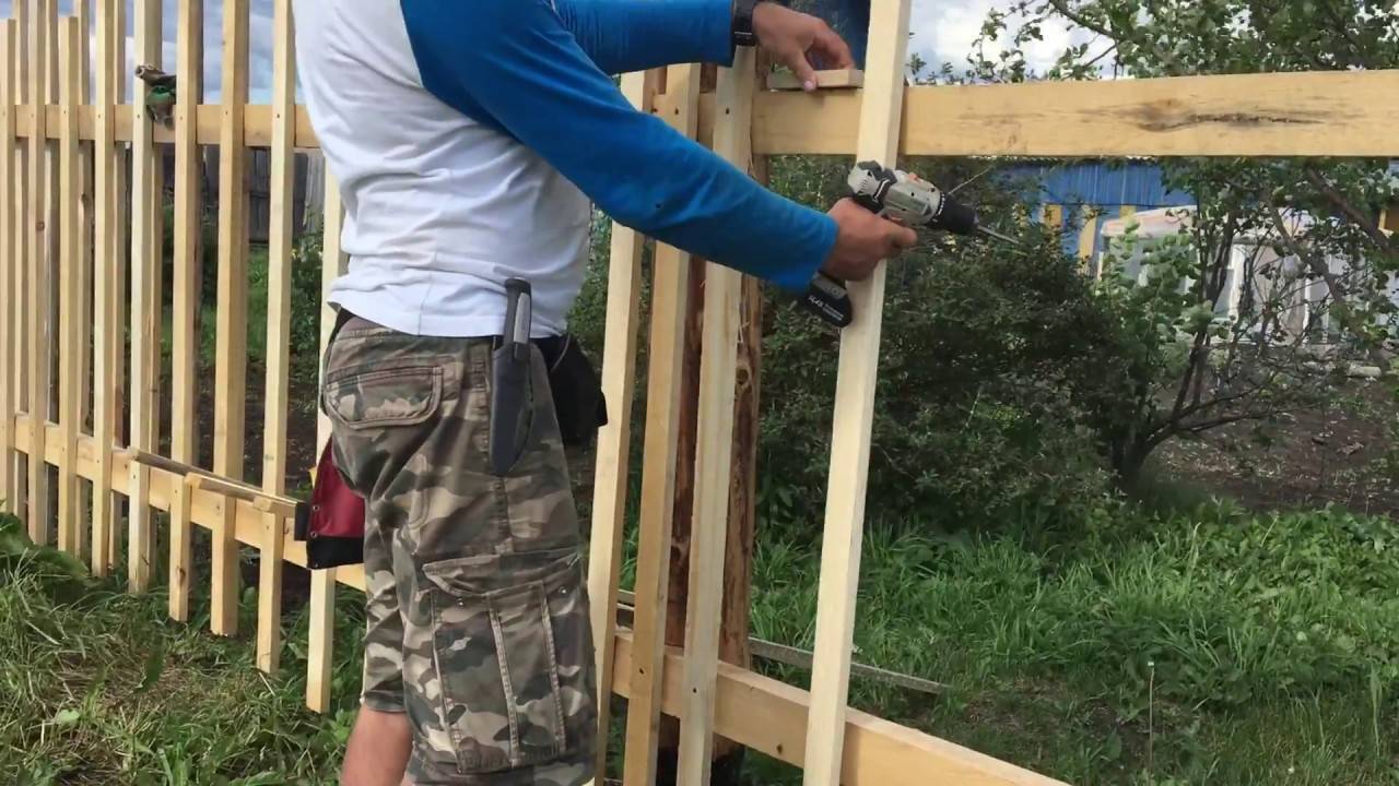 Как построить деревянный забор (с иллюстрациями)